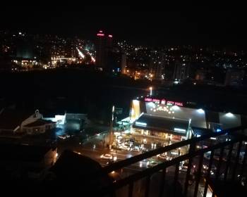 ახმეტელის M- ეტროს გვერდით სითი მოლის წინ