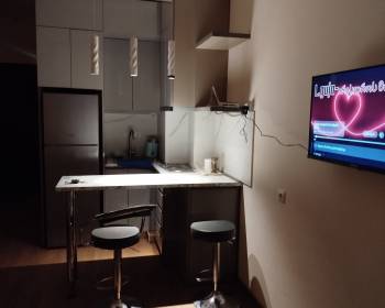 ქირავდება  ბინა.  მობ: 596111900  .