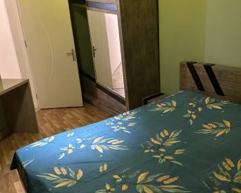 ქირავდება ბინა დირში.