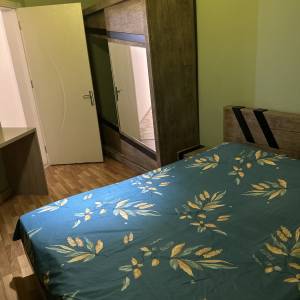 ქირავდება ბინა დირში.