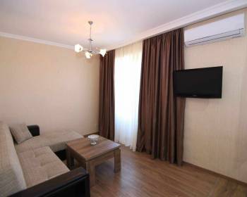 ქირავდება დღიურად ლეხ კაჩინსკის ქუჩაზე სკვერთან. მეტრო 300 არაგველის და ისნის შუაში. კომფორტული ბინა 2 ადამიანზე. ფასი დროის მიხედვით. მხოლოდ 10 დღის შემთხვევაში ფასი დღიურად 60 ლარი.