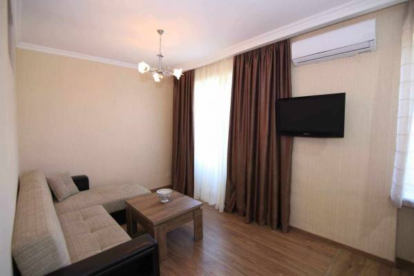 ფოტო 1: ქირავდება დღიურად ლეხ კაჩინსკის ქუჩაზე სკვერთან. მეტრო 300 არაგველის და ისნის შუაში. კომფორტული ბინა 2 ადამიანზე. ფასი დროის მიხედვით. მხოლოდ 10 დღის შემთხვევაში ფასი დღიურად 60 ლარი.