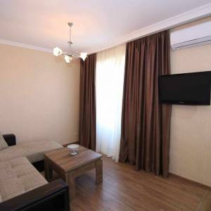 ქირავდება დღიურად ლეხ კაჩინსკის ქუჩაზე სკვერთან. მეტრო 300 არაგველის და ისნის შუაში. კომფორტული ბინა 2 ადამიანზე. ფასი დროის მიხედვით. მხოლოდ 10 დღის შემთხვევაში ფასი დღიურად 60 ლარი.