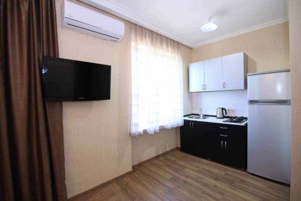 ფოტო 2: ქირავდება დღიურად ლეხ კაჩინსკის ქუჩაზე სკვერთან. მეტრო 300 არაგველის და ისნის შუაში. კომფორტული ბინა 2 ადამიანზე. ფასი დროის მიხედვით. მხოლოდ 10 დღის შემთხვევაში ფასი დღიურად 60 ლარი.