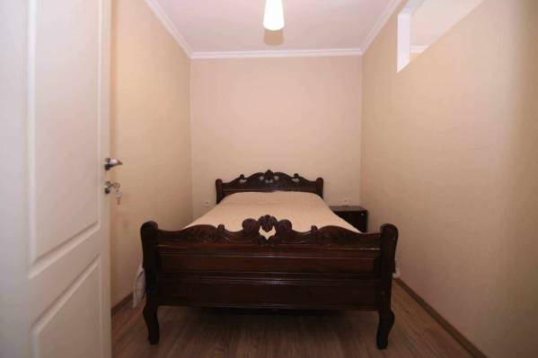 ფოტო 3: ქირავდება დღიურად ლეხ კაჩინსკის ქუჩაზე სკვერთან. მეტრო 300 არაგველის და ისნის შუაში. კომფორტული ბინა 2 ადამიანზე. ფასი დროის მიხედვით. მხოლოდ 10 დღის შემთხვევაში ფასი დღიურად 60 ლარი.