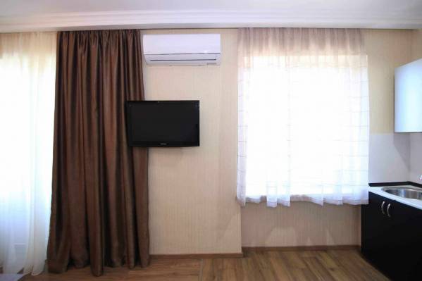 ფოტო 5: ქირავდება დღიურად ლეხ კაჩინსკის ქუჩაზე სკვერთან. მეტრო 300 არაგველის და ისნის შუაში. კომფორტული ბინა 2 ადამიანზე. ფასი დროის მიხედვით. მხოლოდ 10 დღის შემთხვევაში ფასი დღიურად 60 ლარი.