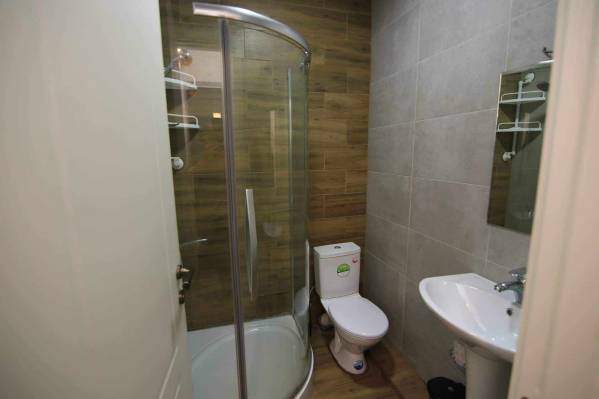 ფოტო 6: ქირავდება დღიურად ლეხ კაჩინსკის ქუჩაზე სკვერთან. მეტრო 300 არაგველის და ისნის შუაში. კომფორტული ბინა 2 ადამიანზე. ფასი დროის მიხედვით. მხოლოდ 10 დღის შემთხვევაში ფასი დღიურად 60 ლარი.