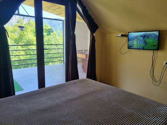 ფოტო 13: ქირავდება ორ ოთახიანი აპარტამენტი აივნითა და მთის პანორამული ხედით