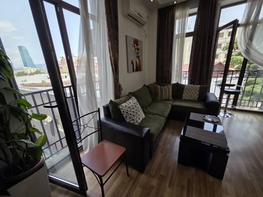 ფოტო 5: ბინა რუსთავილის მოედანზე