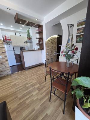 ფოტო 7: ბინა რუსთავილის მოედანზე