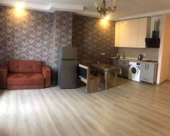 ტაბიძის N 38 (აღმაშენებელზე. სასტუმრო თბილისთან)