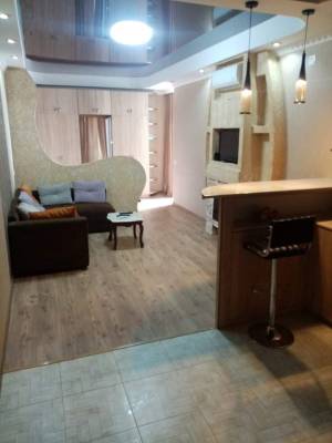 ფოტო 1: აღმაშენებლის N 112 ახლაშენებული ბინა. პალმების ხეივანში