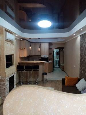 ფოტო 3: აღმაშენებლის N 112 ახლაშენებული ბინა. პალმების ხეივანში