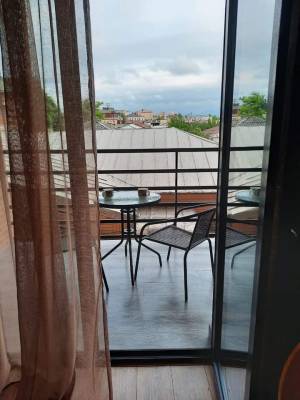 ფოტო 3: ქალაქის ცენტრში. თამარ მეფეზე. მაკდონალდსიდან 100 მეტრი