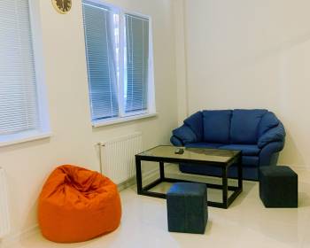 კიკვიძის  პარკთან  ქირავდება დღიურად ახალაშენებულ კორპუსში,  სუფთა,  კეთილმოწყობილი ბინა