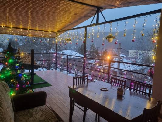 ფოტო 2: ქირავდება ორ ოთახიანი აპარტამენტი აივნითა და მთის პანორამული ხედით