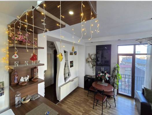 ფოტო 3: ქირავდება 2 ოთახიანი ბინა დღიურად  პარლამენტის შენობის უკან.