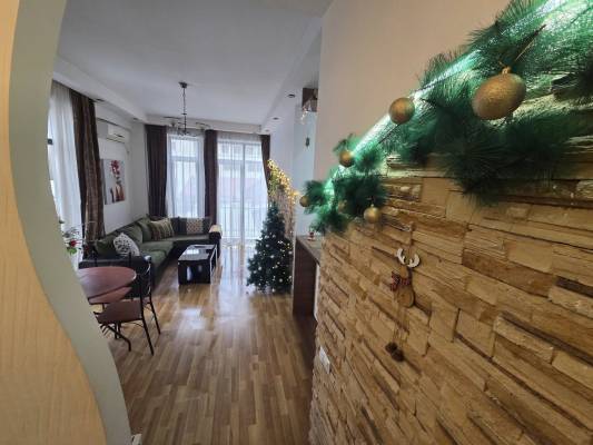 ფოტო 2: ქირავდება 2 ოთახიანი ბინა დღიურად  პარლამენტის შენობის უკან.