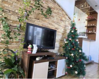 ქირავდება 2 ოთახიანი ბინა დღიურად  პარლამენტის შენობის უკან.