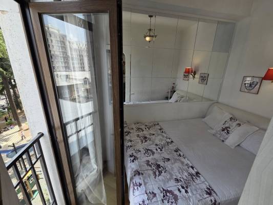 ფოტო 12: ქირავდება 2 ოთახიანი ბინა დღიურად  პარლამენტის შენობის უკან.