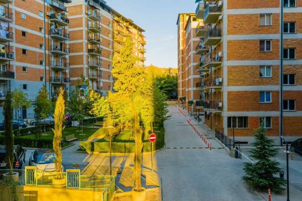 ფოტო 6: კიკვიძის  პარკთან  ქირავდება დღიურად ახალაშენებულ კორპუსში,  სუფთა,  კეთილმოწყობილი ბინა.