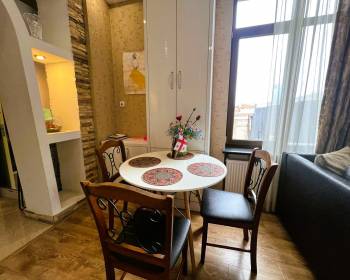 ქირავდება 2 ოთახიანი ბინა მთაწმინდაზე