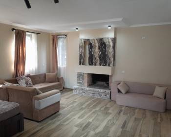 ბაკურიანში ქირავდება 2 საძინებლიანი კოტეჯი