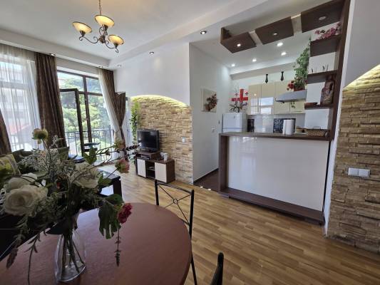 ფოტო 4: ბინა მთაწმინდაზე პარლამენტის შენობის უკან