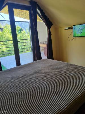 ფოტო 12: ქირავდება აივნიანი ბინა მთის პანორამული ხედით