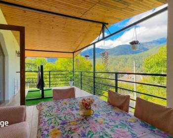 ქირავდება ოთახები საოჯახო სასტუმროში აივნითა და მთის ხედებით