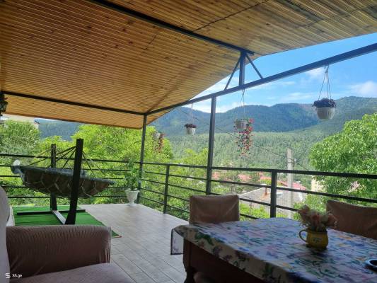 ფოტო 2: ქირავდება ოთახები საოჯახო სასტუმროში აივნითა და მთის ხედებით