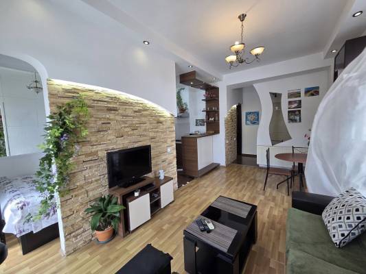 ფოტო 12: ბინა თავისუფლების მოედანთან