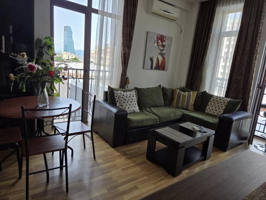 ფოტო 13: ბინა თავისუფლების მოედანთან