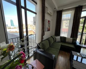 ბინა მთაწმინდაზე,  პარლამენტის უკან