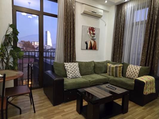 ფოტო 4: ბინა მთაწმინდაზე,  პარლამენტის უკან