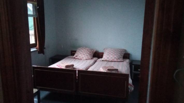 ფოტო 1: ქირავდება საოჯახო სასტუმრო ზუგდიდში