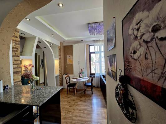 ფოტო 6: ბინა მეტრო თავისუფლების მოედანთან