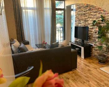 მყუდრო და კეთილმოწყობილი ბინა მეტრო თავისუფლებასთან