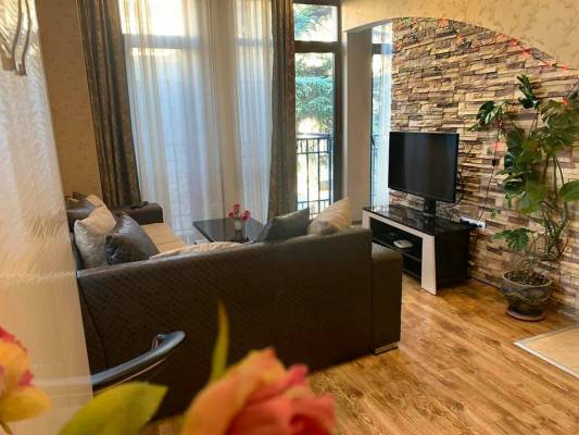 ფოტო 1: მყუდრო და კეთილმოწყობილი ბინა მეტრო თავისუფლებასთან