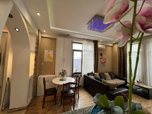 ფოტო 12: ბინა მეტრო თავისუფლების მოედანთან