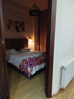 ფოტო 16: ქირავდება,  ს. ცინცაძეს N -9„.