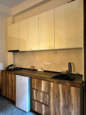 ფოტო 18: ქირავდება,  ს. ცინცაძეს N -9„.