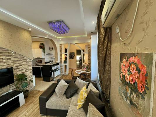 ფოტო 8: მყუდრო ბინა დღიურად რუსთაველის გამზირზე,  საქართველოს პარლამენტის შენობის უკან.