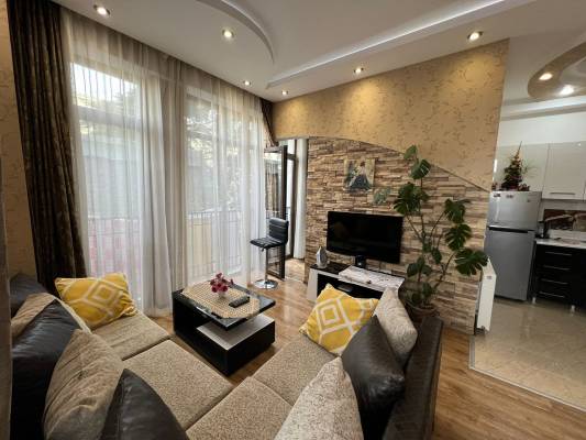 ფოტო 11: მყუდრო ბინა დღიურად რუსთაველის გამზირზე,  საქართველოს პარლამენტის შენობის უკან.