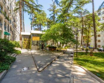 ბინა მთაწმინდაზე. პარლამენტის შენობის უკან