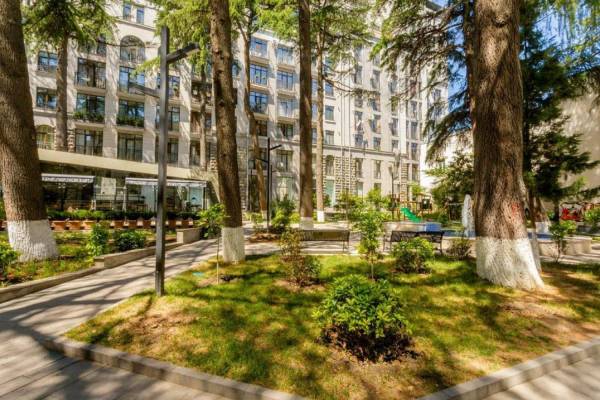 ფოტო 4: ბინა მთაწმინდაზე. პარლამენტის შენობის უკან