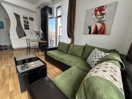 ფოტო 9: ბინა მთაწმინდაზე. პარლამენტის შენობის უკან