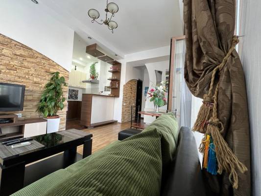 ფოტო 11: ბინა მთაწმინდაზე. პარლამენტის შენობის უკან