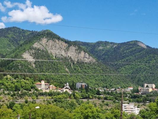 ფოტო 6: ქირავდება ორ ოთახიანი აპარტამენტი აივნითა და მთის პანორამული ხედით