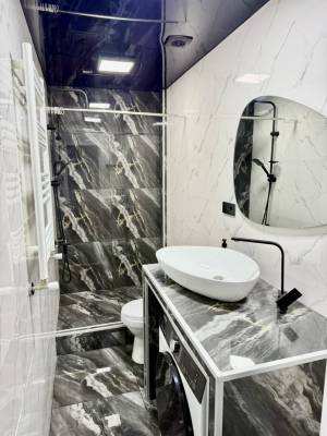 ფოტო 4: კიკვიძის ბაღთან